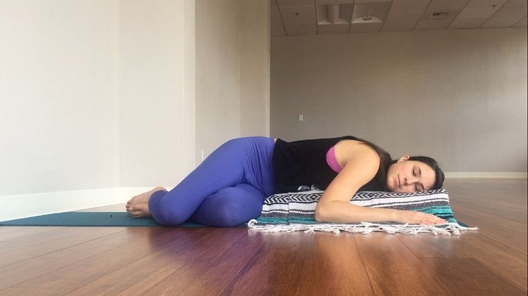 How to use your yoga bolster more 🥰 Yoga flow with bolster by WELL WITH  HELS 