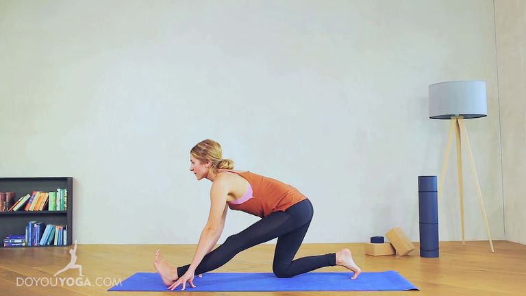 Runner's Lunge / Ardha Hanumanasana | DOYOUYOGA