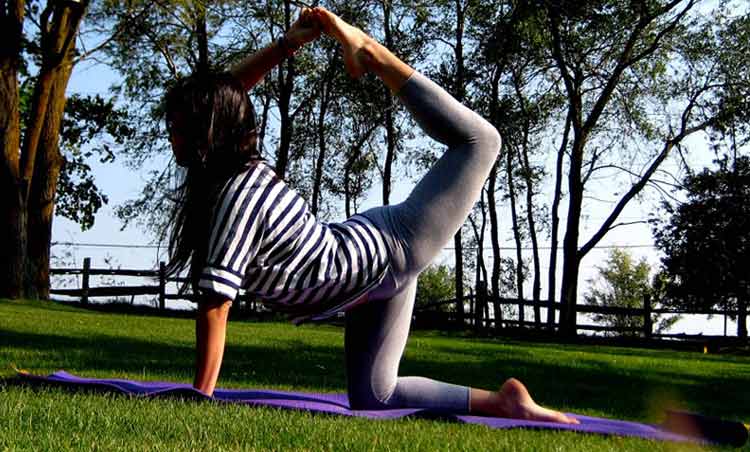 How-To-Do-Big-Toe-Bow-Pose-Variation